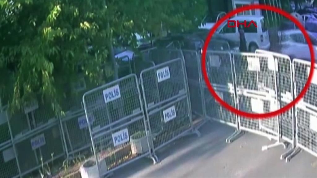 5.33pm: Ms Cengiz (circled) arrives at consul to look for fiancé