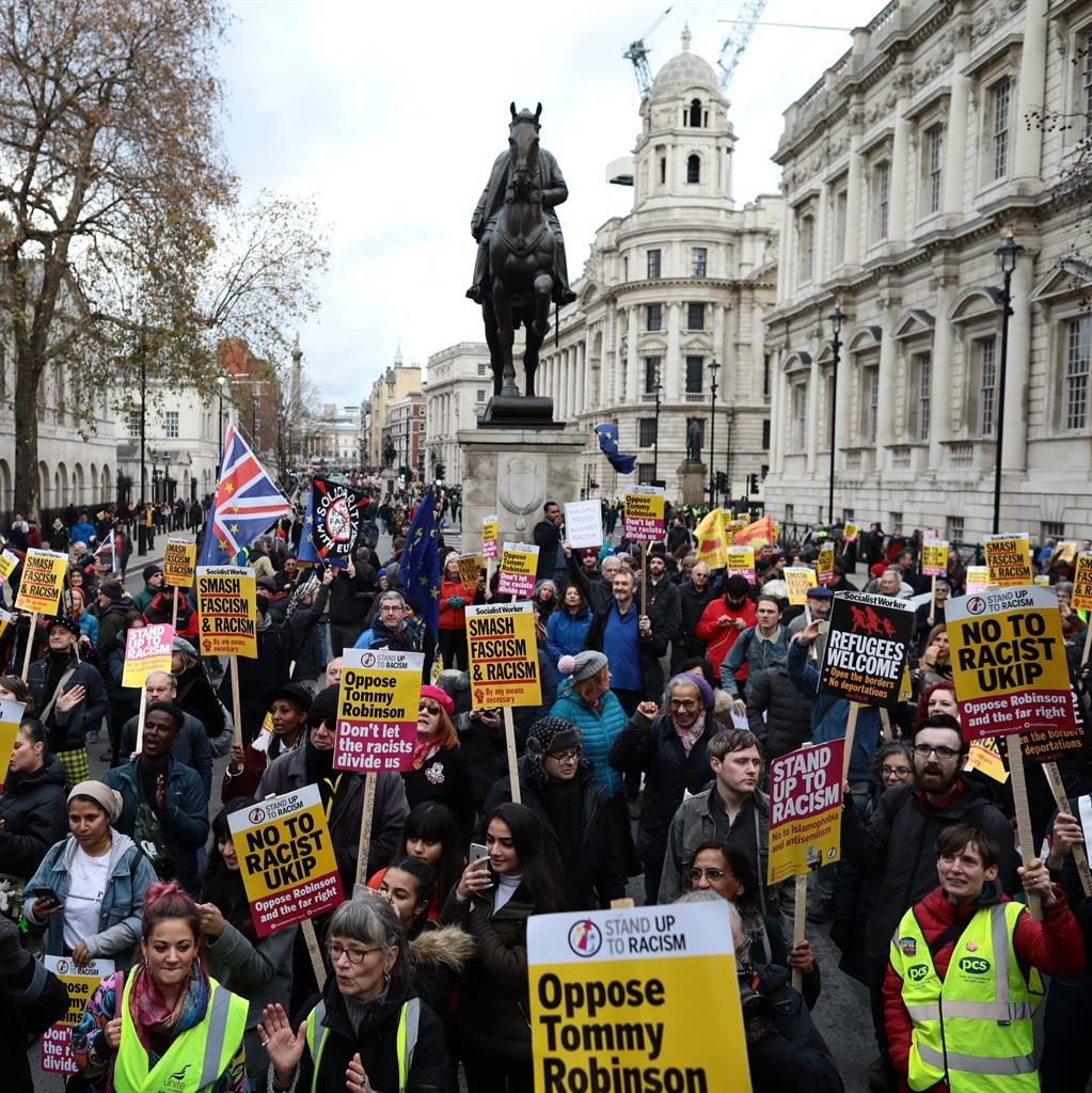 Thousands protest against Tommy Robinson's 'Brexit Betrayal' march in London