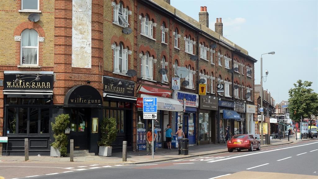 With £700,000 to spend, would you choose Earlsfield or Liss? - Metro ...