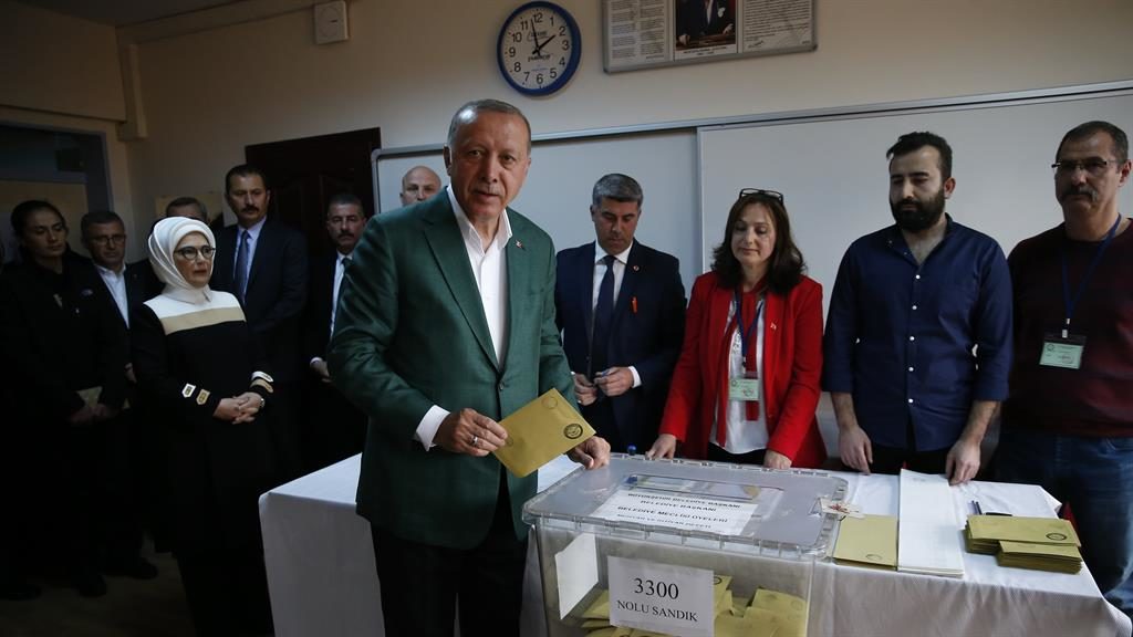 Turkish lira slides after vote; Istanbul slips from Erdogan Turkish lira slides after vote; Istanbul slips from Erdogan