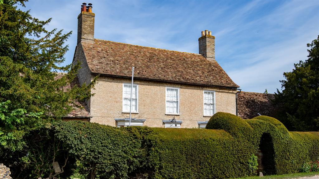 Wall-to-wall aggro: Victoria's £800,000 Grade II listed country home PICTURES: SWNS