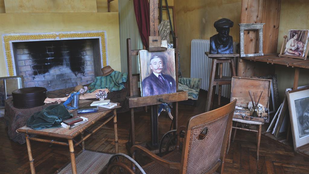 Easel does it: Musée Renoir and (below) Matisse windows