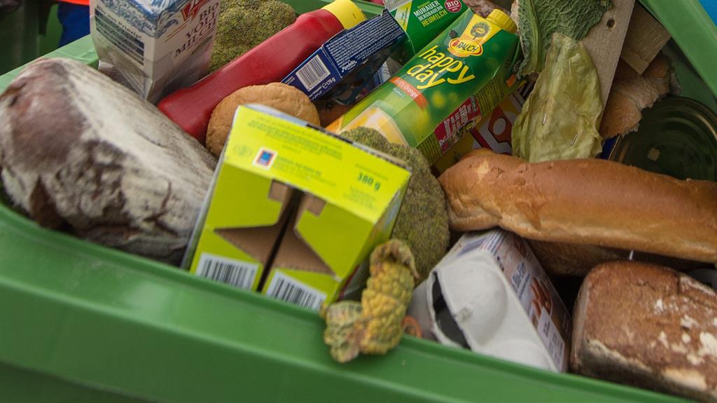 Food waste bins ‘need to be rolled out to millions’ Metro Newspaper UK