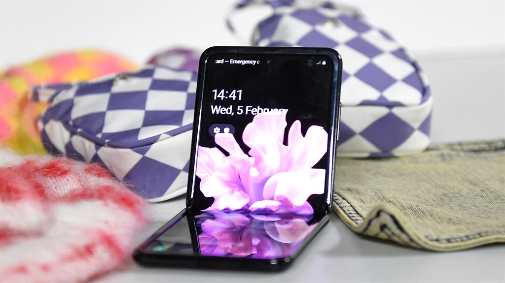 Neat: Ashley Williams’ micro bag is the ideal fit for the Galaxy Flip Z