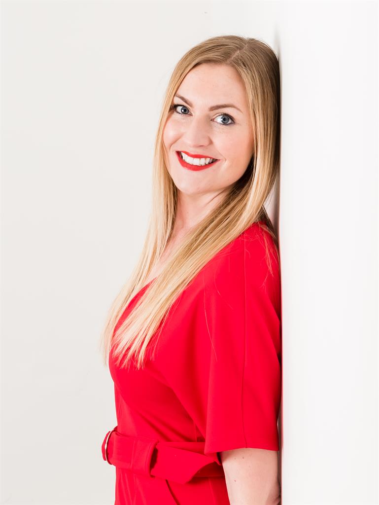 Reset: Lindsay, above, has set free wardrobe challenges online