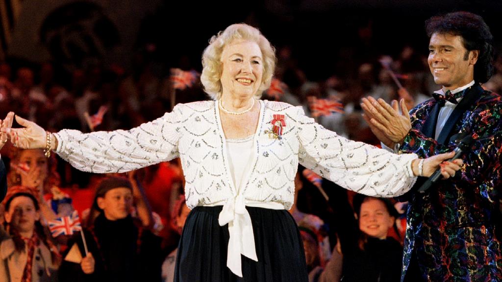 Special memory: Cliff claps Dame Vera at the 1995 concert