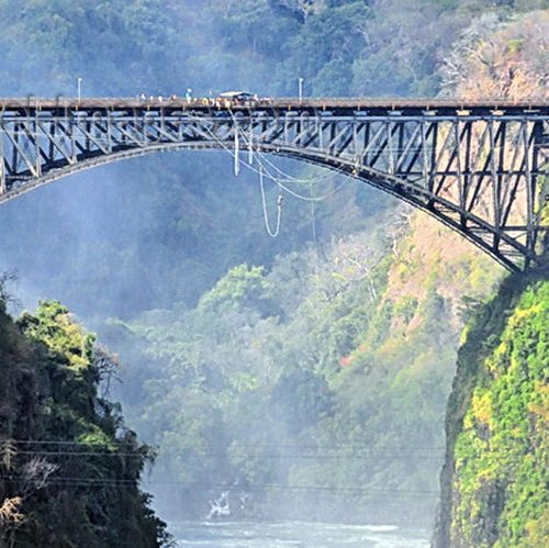 Zimbabwe edges back onto tourist map