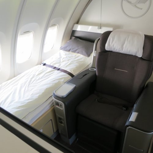 Man gives up 1st-class plane seat for mother with ill child