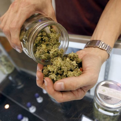 US Congress urged to fully open banks to marijuana industry