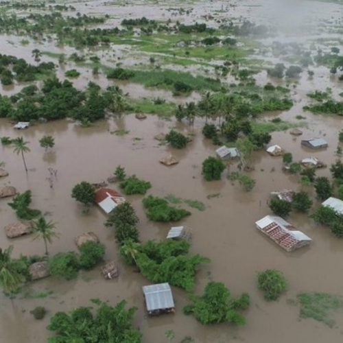 Cyclone Idai: Rescuers race against time to reach survivors
