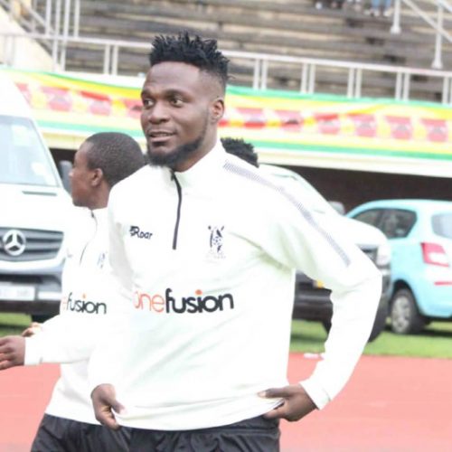Bosso ball distributor distributes food to elderly sleeping in bank queue