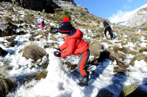 Cape Town Residents Make Best Of SA s Coldest Frolic In Snow NewZimbabwe