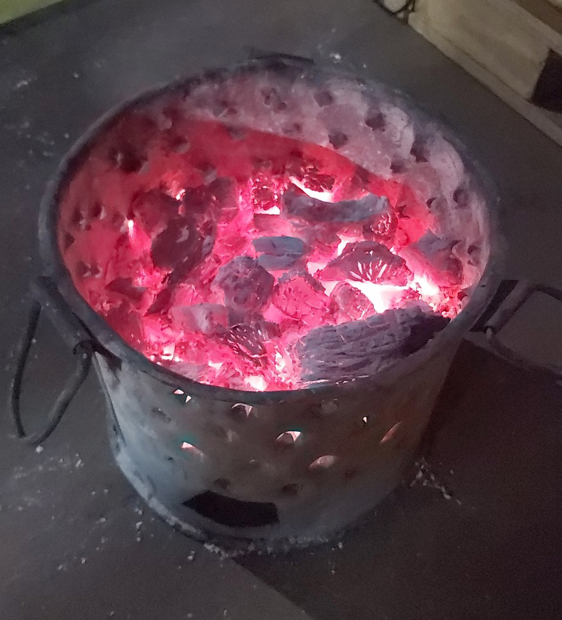 Уголь Brazier Smoke убивает пять членов семьи во сне