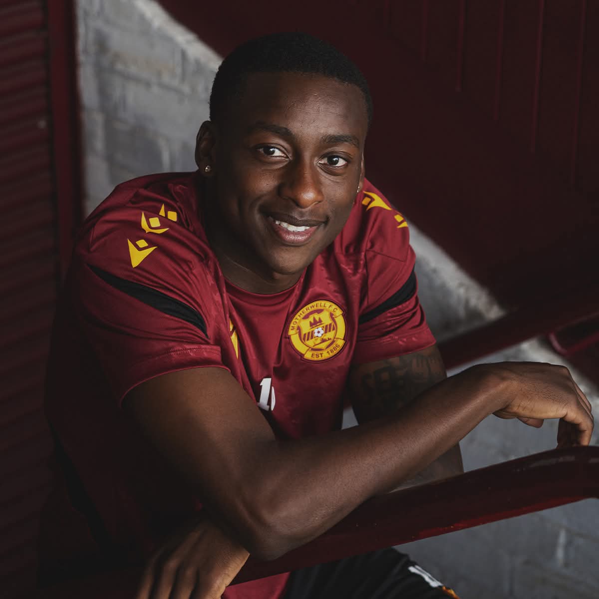 Масванхисе бьет по воротам, а Мазервелл обеспечивает себе место в полуфинале Premier Sports Cup