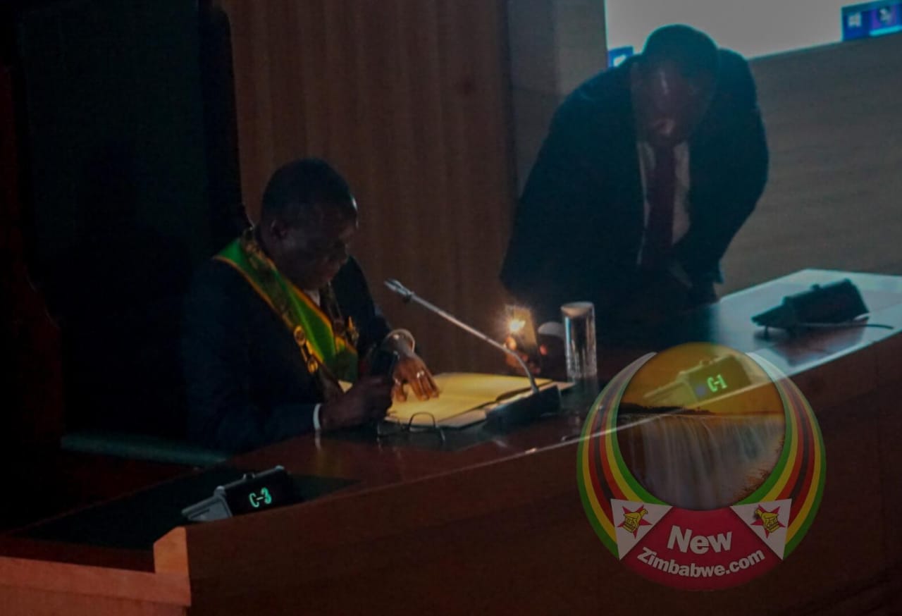 На фотографиях: отключение электроэнергии нарушает работу SONA, президент Мнангагва завершает речь при свете факелов