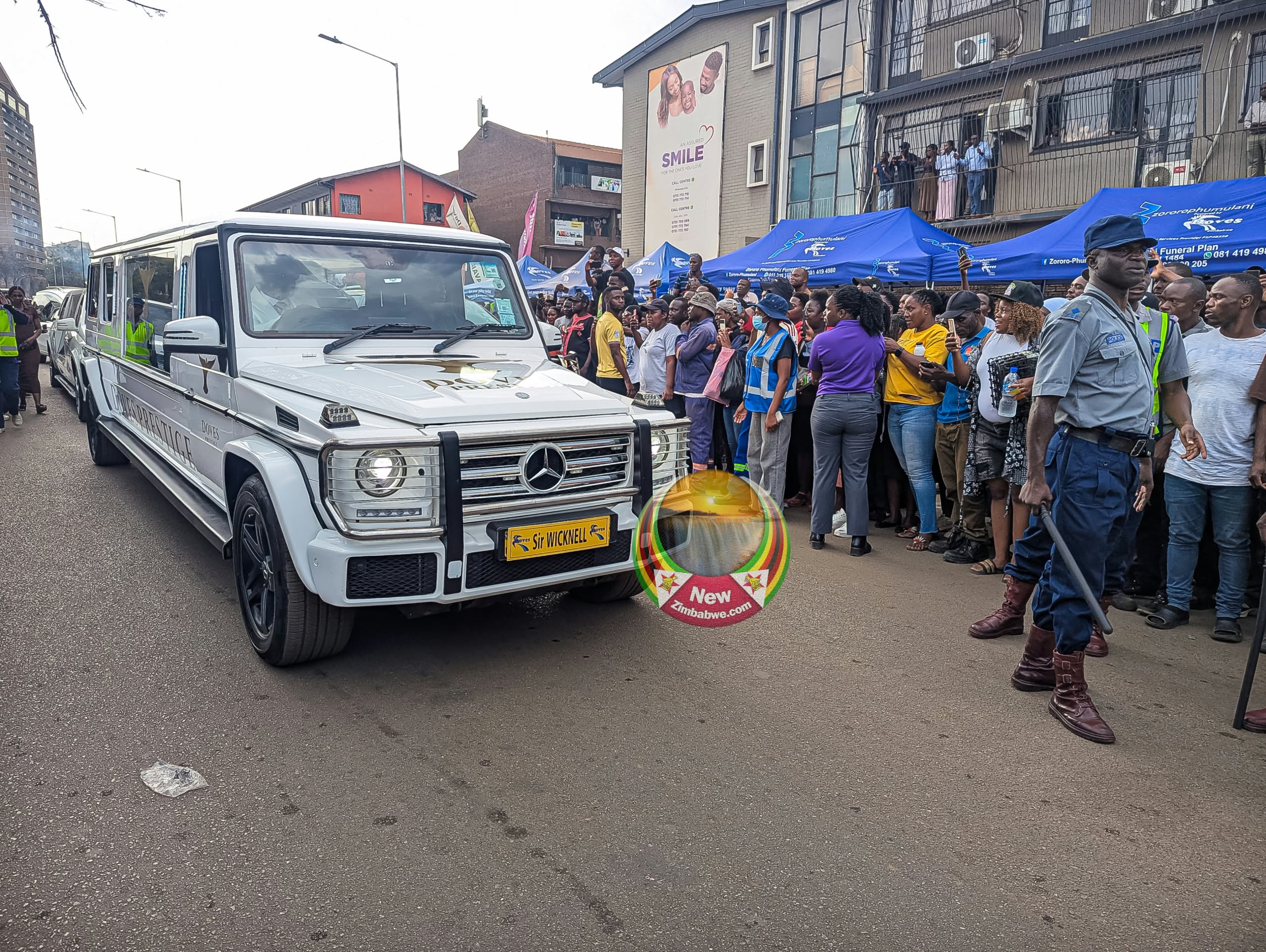 Hundreds gather for Wicknell Chivayo, wife Lulu body collection