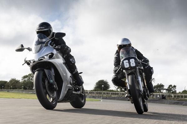 (l to r) 2026 Norton Manx R and 1953 Manx 30M ‘Long Stroke’