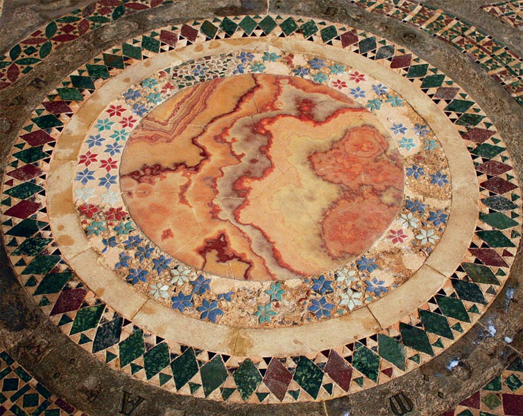 The central roundel is an exquisite travertine, Alabastro Fiorito
