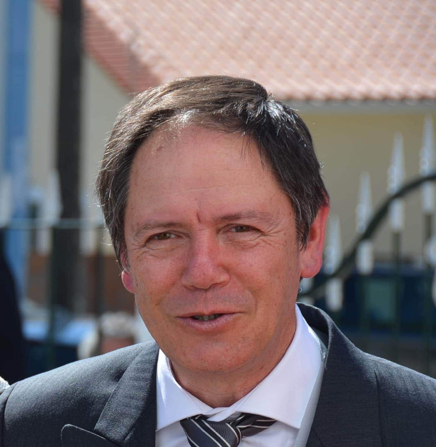 Henrique%20Pereira%20dos%20Santos%20Trabalhou%20em%20%C3%A1reas%20protegidas%20e%20conserva%C3%A7%C3%A3o%20da%20natureza%20mais%20de%20trinta%20anos%2C%20incluindo%20no%20ordenamento%20e%20gest%C3%A3o%20de%20%C3%A1reas%20protegidas%20e%20Rede%20Natura%202000.%20Tem%20estudado%20a%20evolu%C3%A7%C3%A3o%20da%20paisagem%20rural%20de%20Portugal%20continental%20no%20s%C3%A9culo%20XX%20e%20sua%20rela%C3%A7%C3%A3o%20com%20a%20din%C3%A2mica%20da%20biodiversidade.%20Publicou%20os%20livros%20%E2%80%9CDo%20tempo%20e%20da%20paisagem%E2%80%9D%2C%20%E2%80%9CO%20gosto%20de%20Sic%C3%B3%E2%80%9D%20e%20%E2%80%9CPortugal%3A%20paisagem%20rural%E2%80%9D