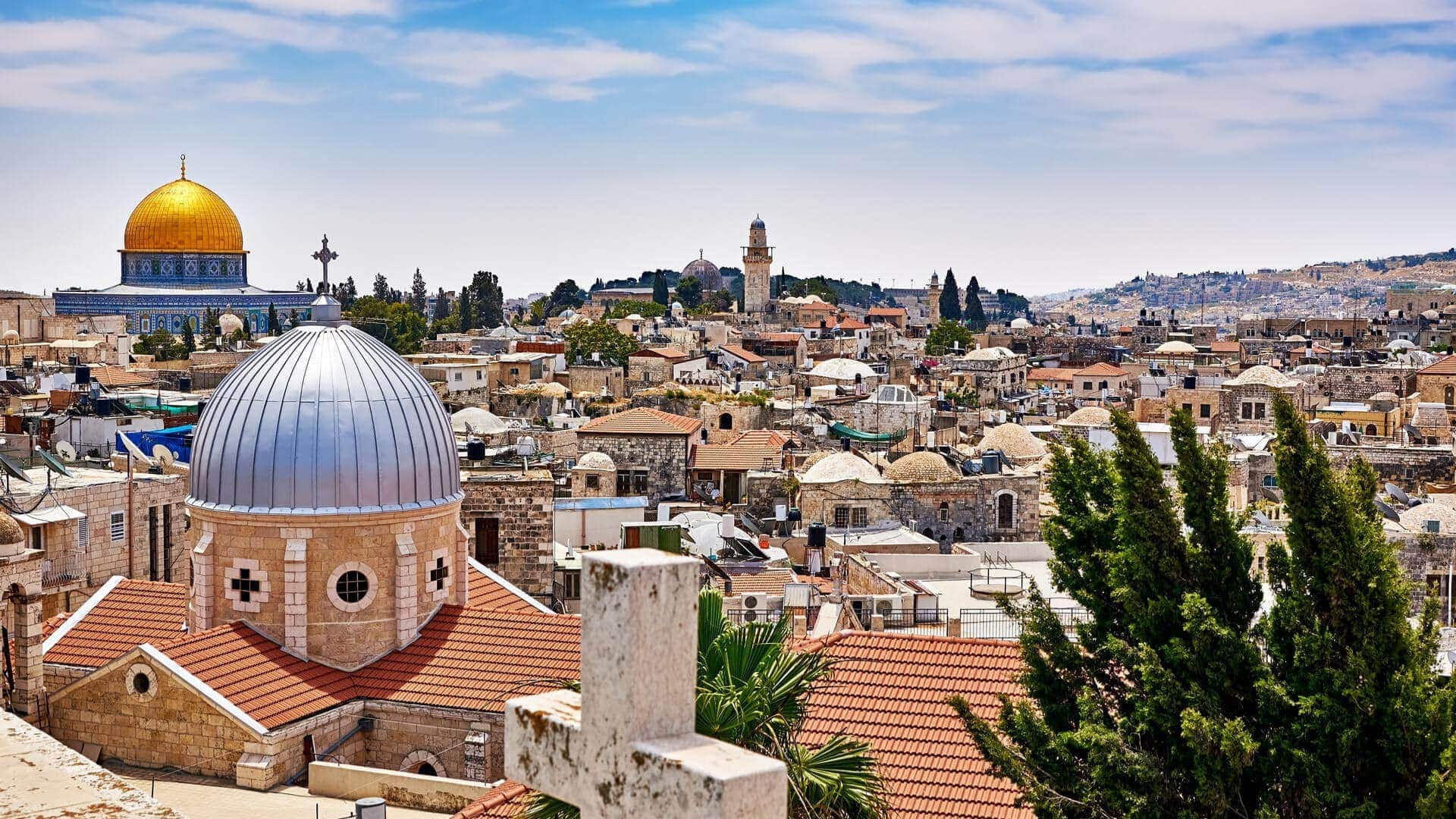 %20Fotografia%20de%20Jerusal%C3%A9m%3A%20%C3%A9%20poss%C3%ADvel%20identificar%20templos%20de%20tr%C3%AAs%20religi%C3%B5es%3A%20Juda%C3%ADsmo%2C%20Cristianismo%20e%20Isl%C3%A3o.%20%20