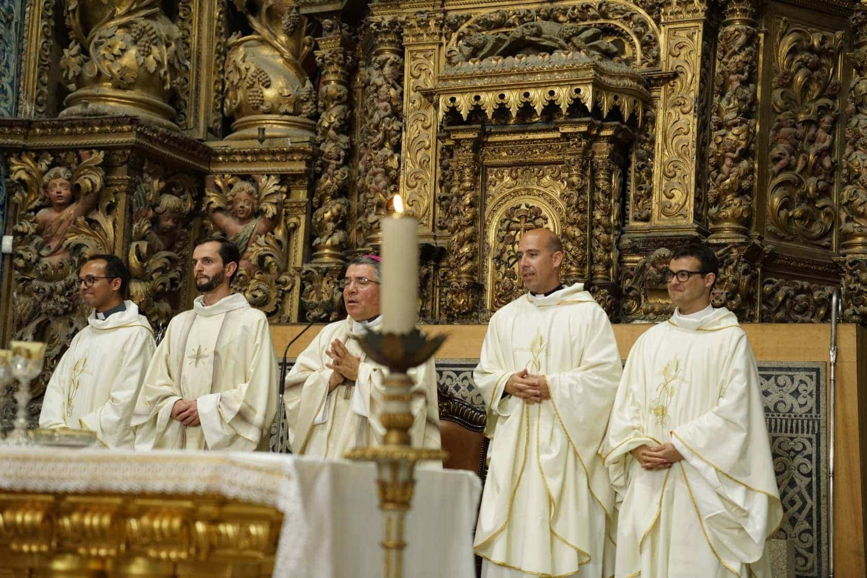Depois%20da%20Rito%20da%20Ordena%C3%A7%C3%A3o%2C%20os%20neo-sacerdotes%20j%C3%A1%20participam%20na%20Eucaristia%20como%20padres