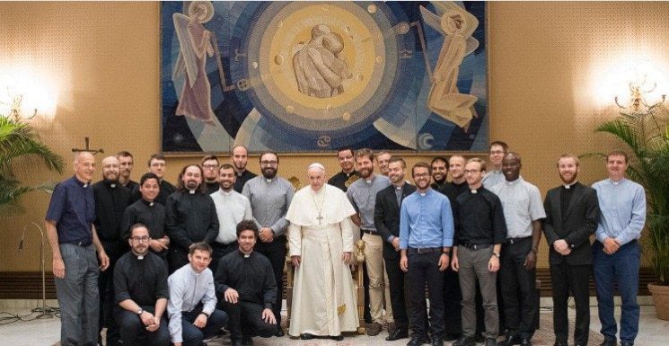 Encontro%20dos%20jovens%20jesu%C3%ADtas%20com%20o%20Papa%20Francisco.%20O%20portugu%C3%AAs%20Vasco%20Teixeira%20parece%20na%20foto%20%C3%A0%20direita%20do%20papa-%20
