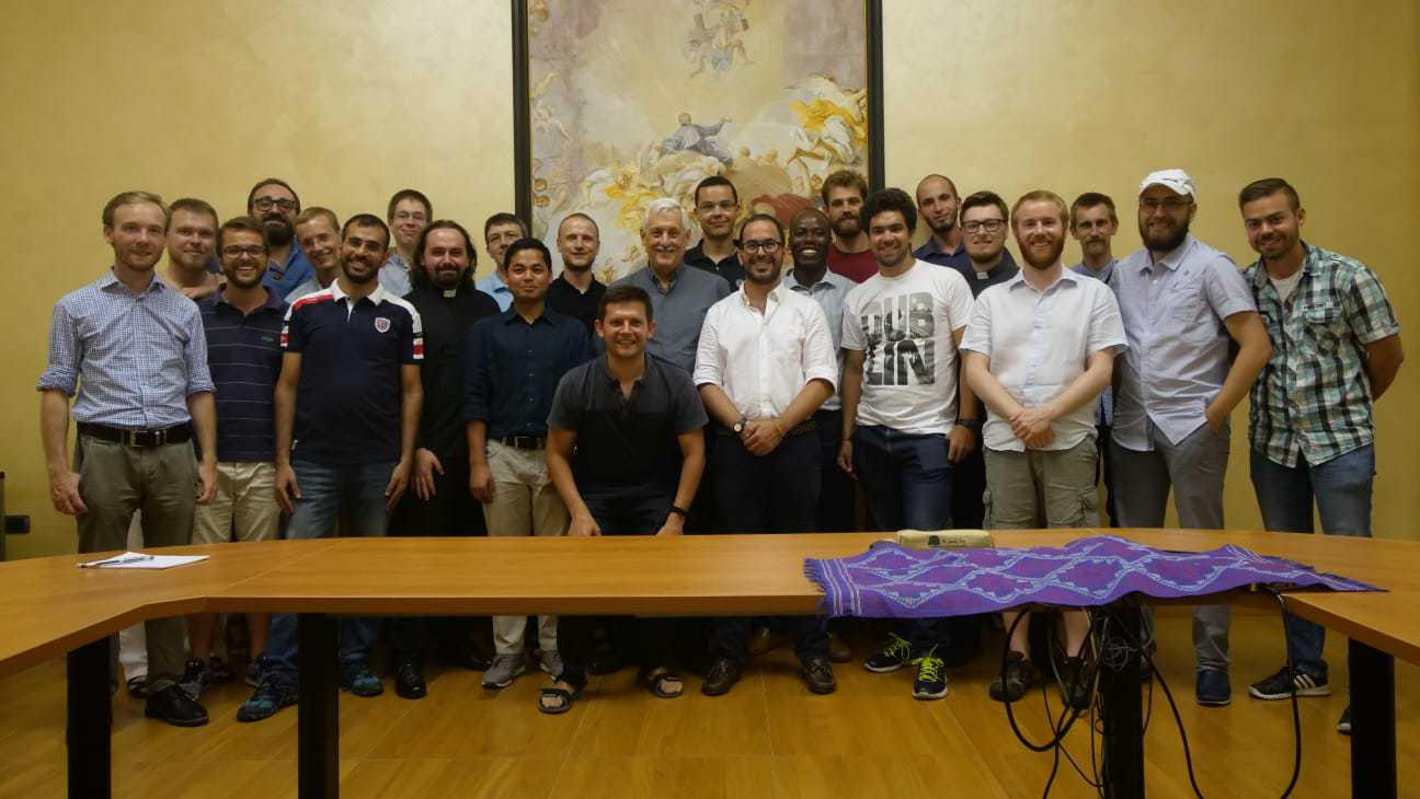 Foto%20de%20grupo%20do%20jovens%20jesu%C3%ADtas%20com%20o%20Geral%20P.%20Arturo%20Sosa