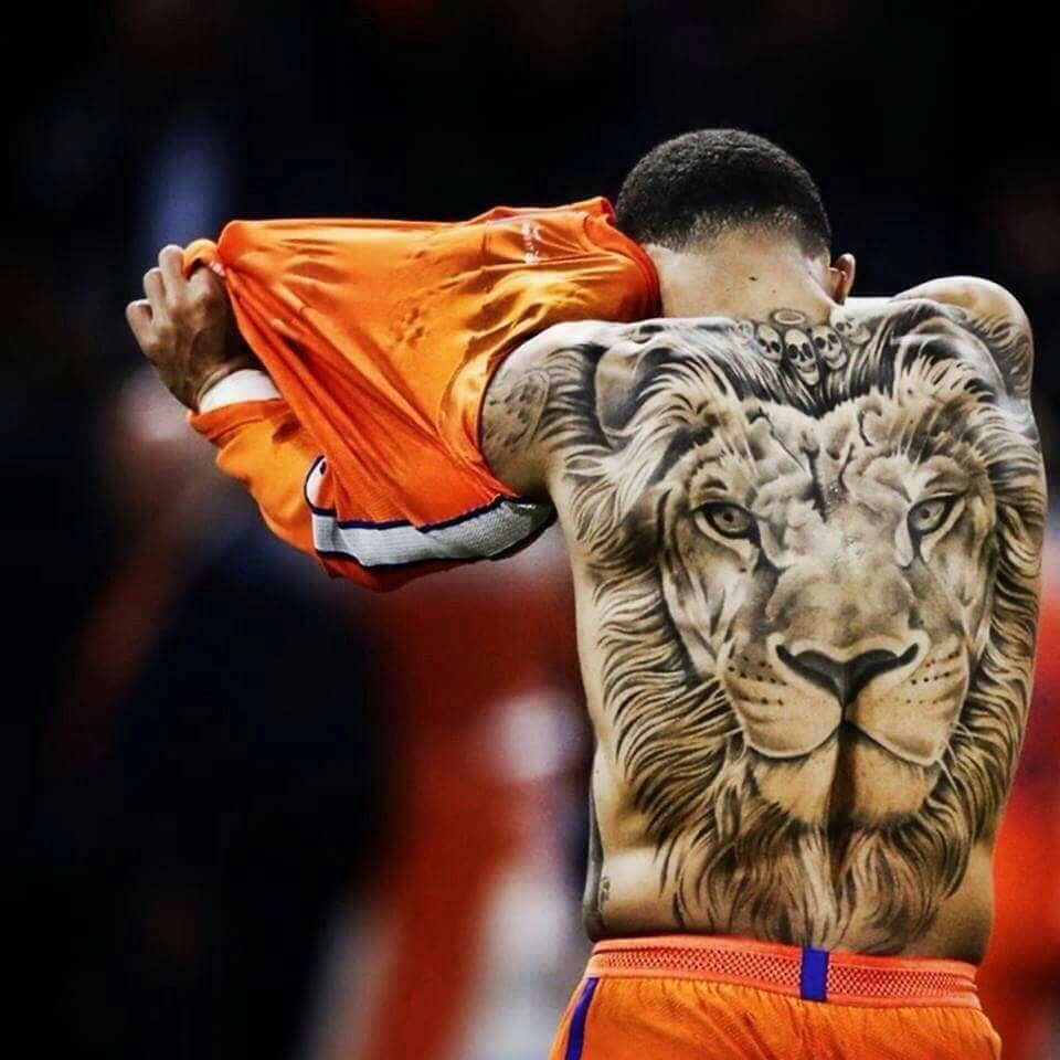 %20%20%20Fotografia%20de%20Memphis%20Depay.%20O%20jogador%20n%C3%A3o%20hesitou%20em%20tatuar%20um%20le%C3%A3o%20nas%20costas%E2%80%A6