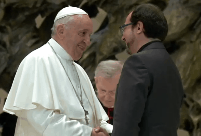 Papa%20Francisco%20cumprimenta%20P.%20Ant%C3%B3nio%20Val%C3%A9rio%2C%20sj%2C%20no%20final%20da%20sua%20interven%C3%A7%C3%A3o.