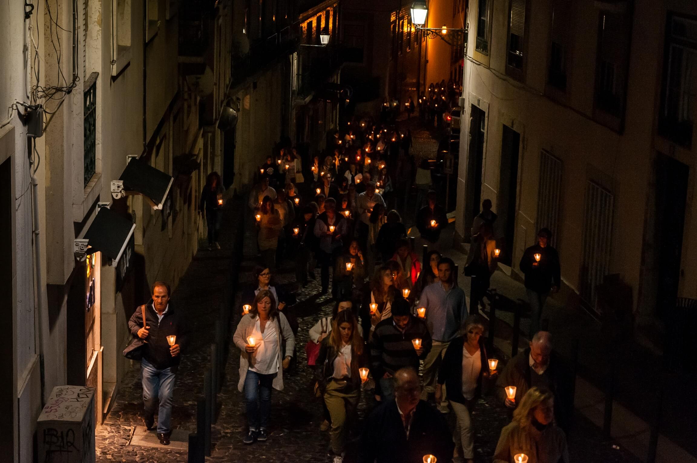 Participantes%20caminharam%20da%20S%C3%A9%20para%20o%20Castelo%2C%20iluminando%20a%20noite%20com%20a%20luz%20das%20suas%20velas.