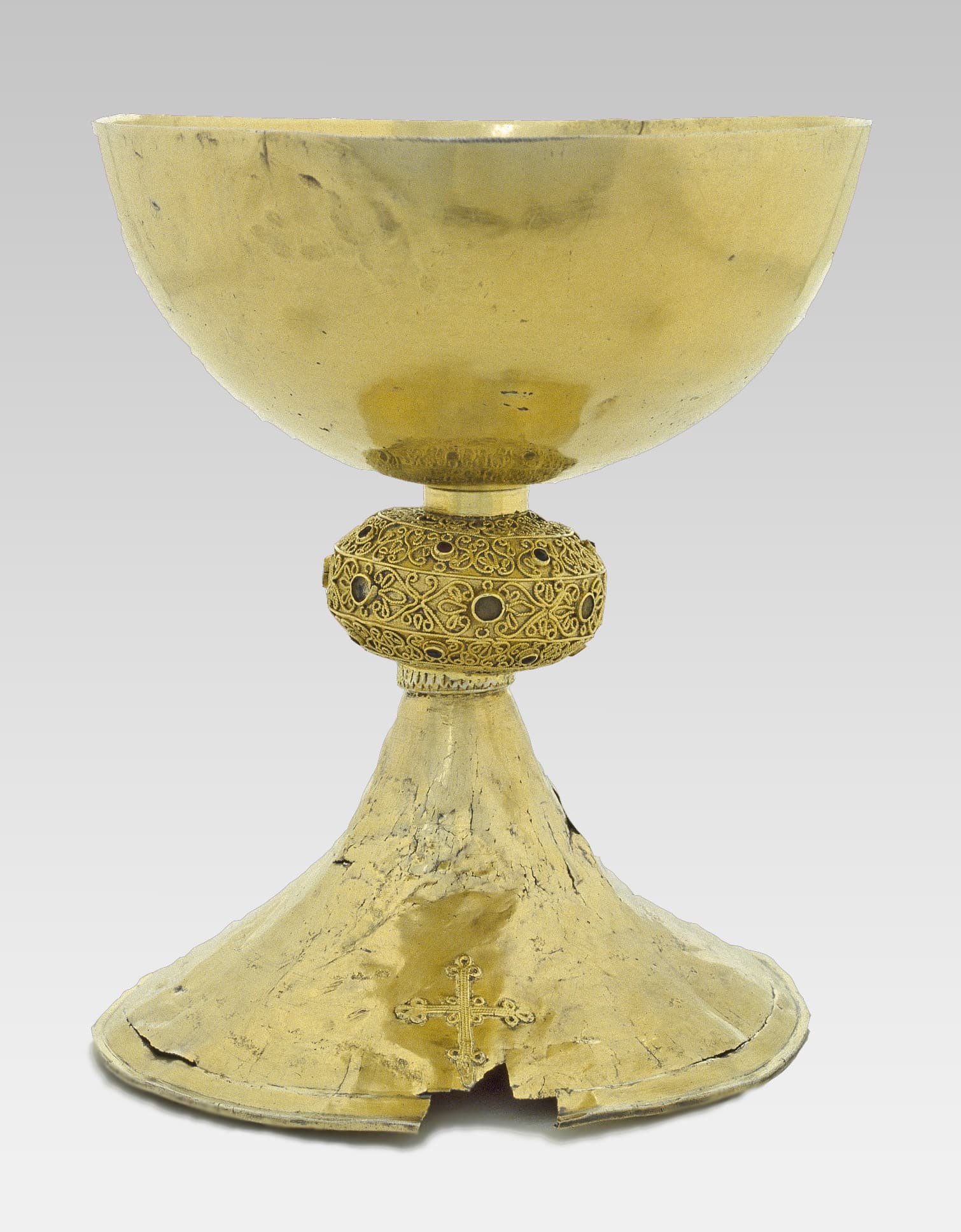 Fig. 1 Cálice Século XII (c. 1178-1188) Prata dourada, vidros coloridos A 22 cm; Ø copa 18 cm; Ø base 18 cm Doado por D. Dulce ao Mosteiro de Santa Maria de Alcobaça MNAA, inv. 89 Our Fotografia © DGPC/LJF, Luís Piorro