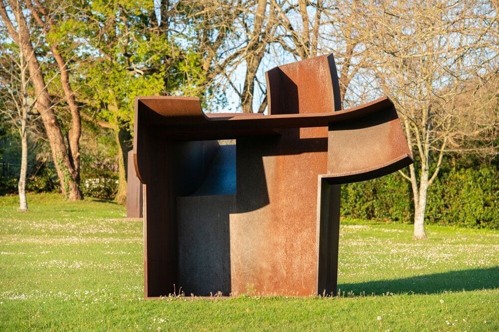 Consejo%20al%20espacio%20IV%2C%201987%2C%20acero%20corten%20%C2%A9Zabalaga%20Leku.%20San%20Sebasti%C3%A1n%2C%20VEGAP%2C%202019.%20Sucesi%C3%B3n%20Chillida%20y%20Hauser%20%26%20Wirth.%20Fotografia%20de%20I%C3%B1igo%20Santiago