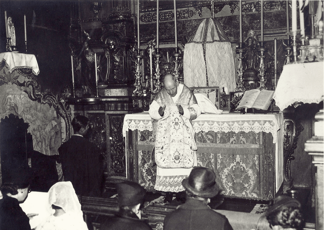 Padre%20Cruz%20a%20celebrar%20missa%20na%20capela%20da%20casa%20do%20Largo%20doCaldas%2C%20em%20Lisboa.