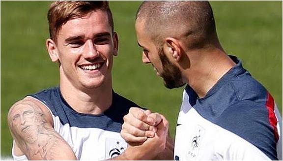 O%20bra%C3%A7o%20direito%20de%20Antoine%20Griezmann%20tem%20duas%20tatuagens%20de%20Jesus%20Cristo%3A%20um%20imponente%20retrato%20na%20parte%20de%20cima%20e%2C%20mais%20abaixo%2C%20uma%20representa%C3%A7%C3%A3o%20de%20Cristo%20que%20estende%20os%20bra%C3%A7os%20(como%20no%20Corcovado%2C%20Rio%20de%20Janeiro).