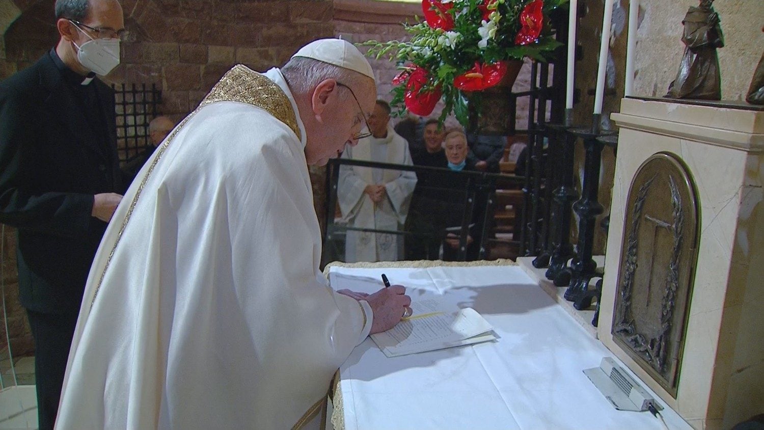 Papa Francisco a assinar a encíclica no sábado passado, em Assis.