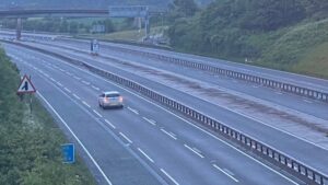 Car ‘hogging’ the middle lane of an empty motorway leaves people baffled