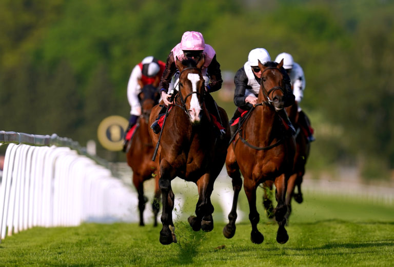 Cinnodin and David Egan (pink silks) came from off the pace to score