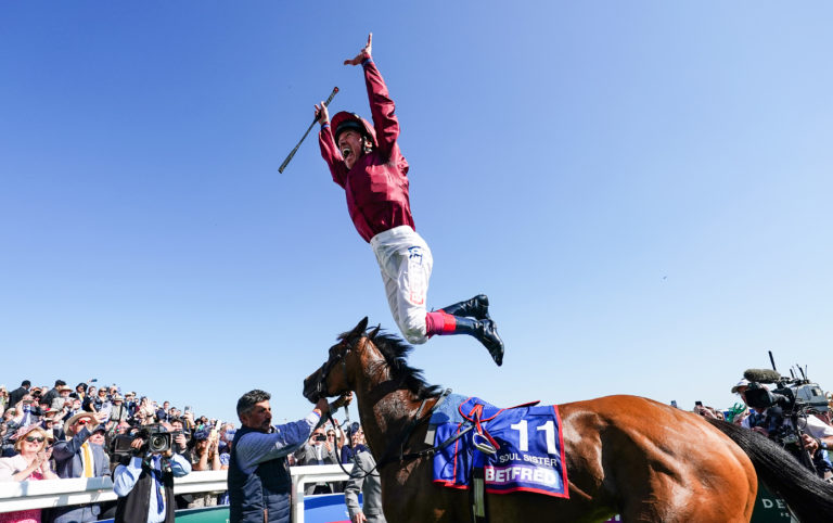 Frankie Dettori treated the crowd to his famous flying dismount