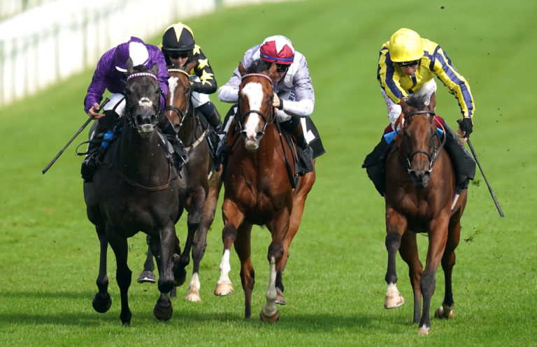 Miaharris (right) winning at Newbury