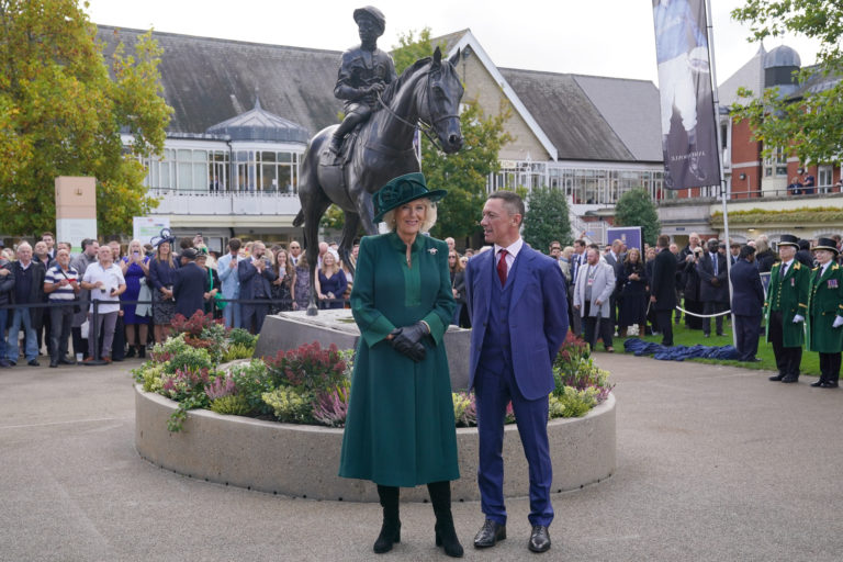 The farewell kicked off in earnest before racing began, as a new statue of the rider was unveiled before Dettori and the Queen
