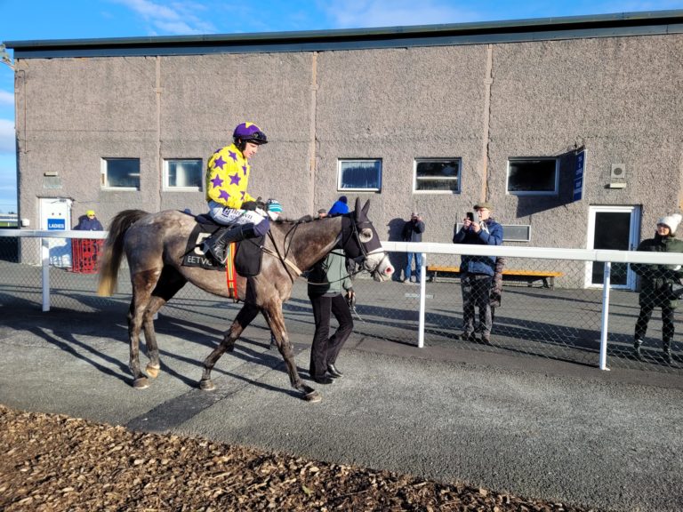 Il Etait Temps impressed in the opening race