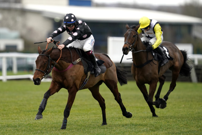 Pink Legend pulls away from Galia Des Liteaux