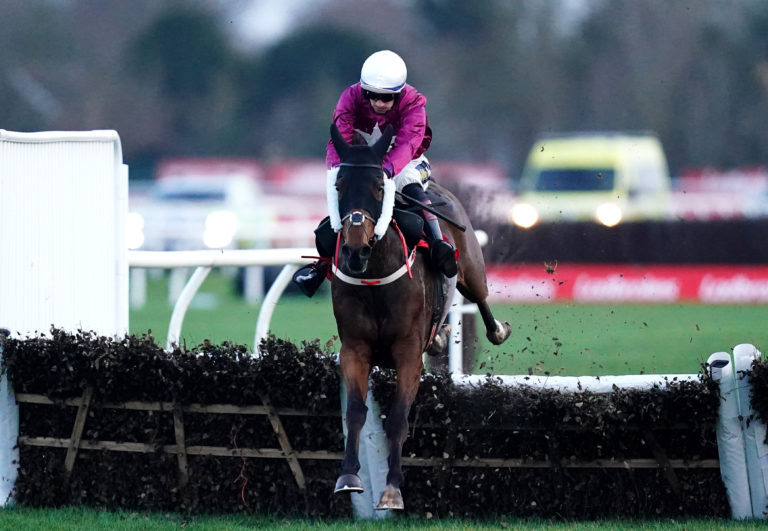 Mahons Glory on his way to winning at Kempton