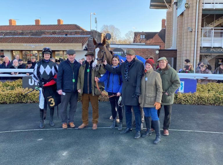 Diamond Ri got off the mark over hurdles at Warwick