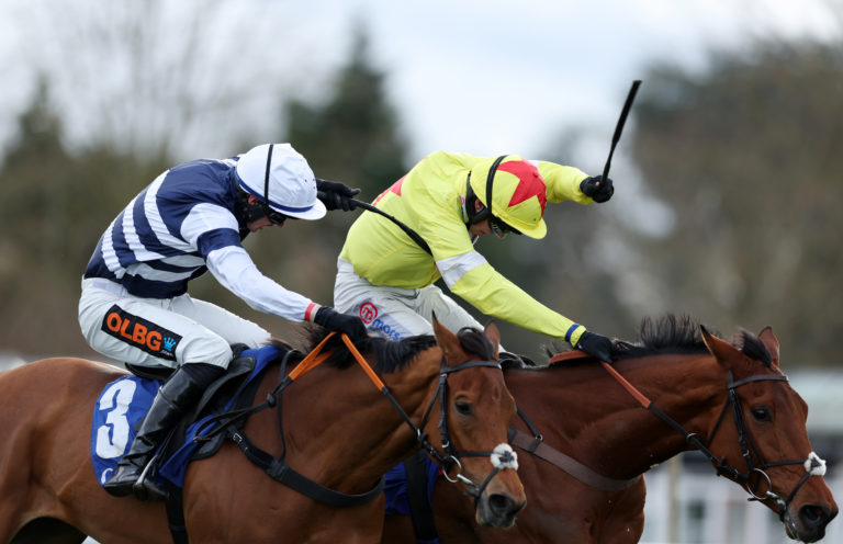 Givemefive (left) went down fighting against the talented Kalif Du Berlais (right)