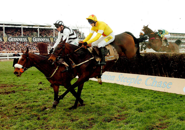 Moscow Flyer (left) jumps upsides Azertyuiop on the first circuit