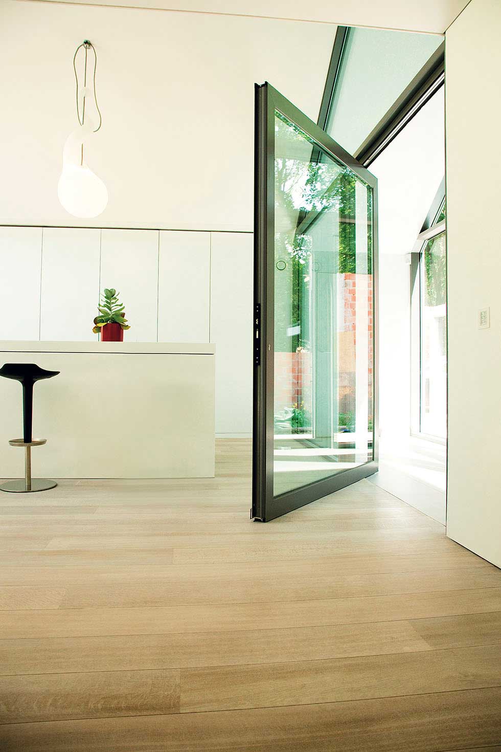 3_Reynaers-at-Home-pivot-door-1