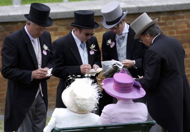 What To Wear To The Races Guide To Horse Racing what-to-wear-to-the-races-guide-to-horse-racing