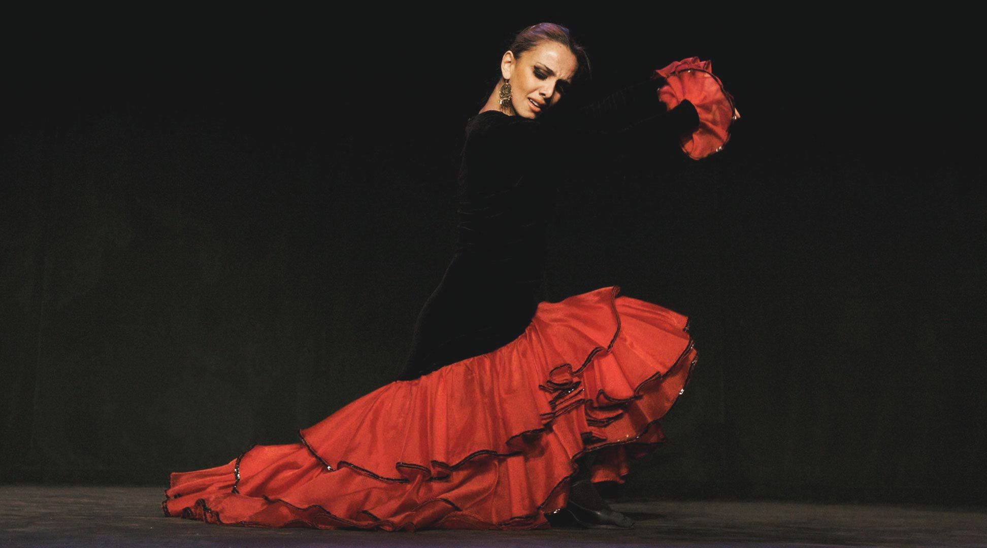 Bambina in costume tradizionale che esegue una danza di flamenco