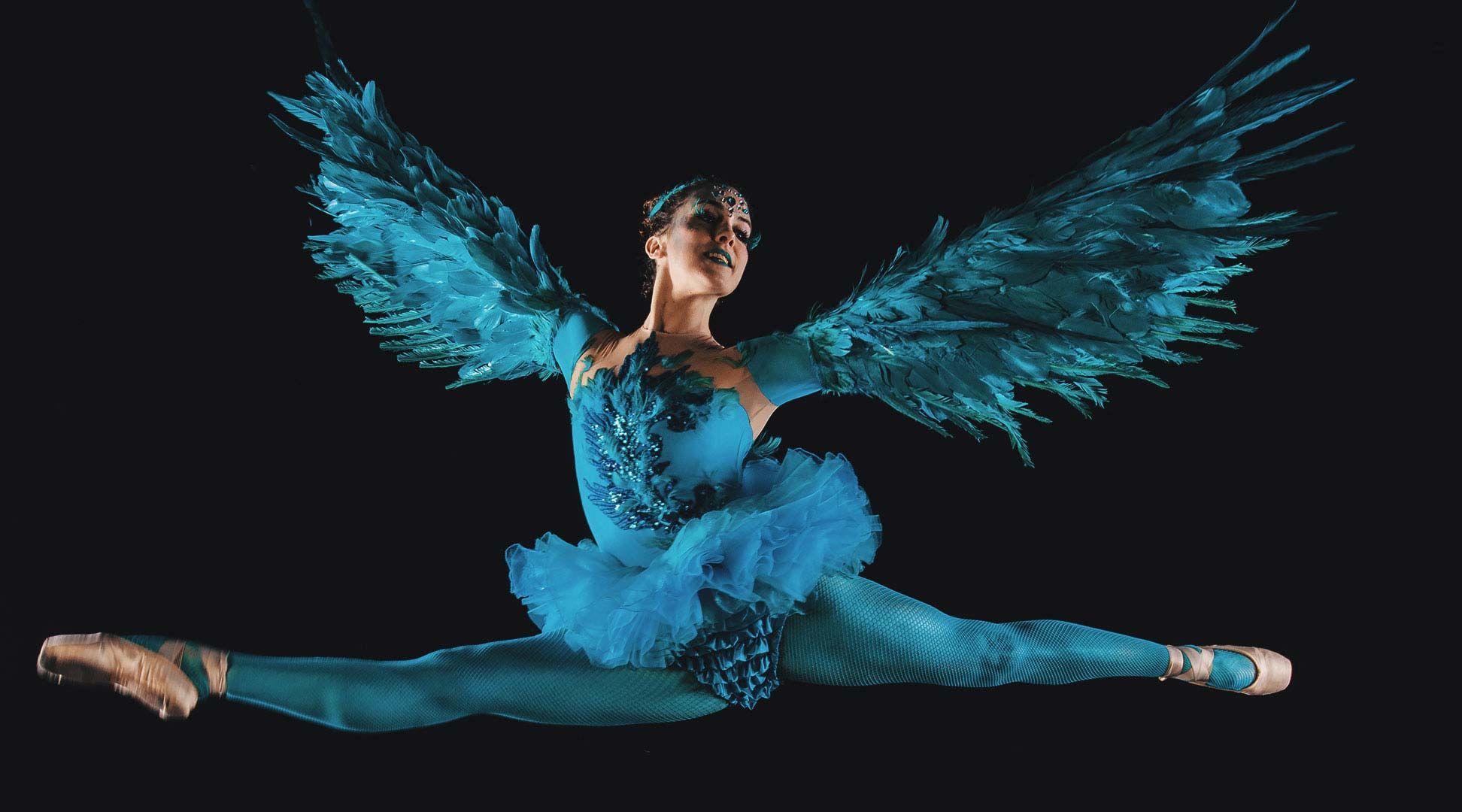 Formación de jóvenes bailarinas en la barra de ballet grupo de